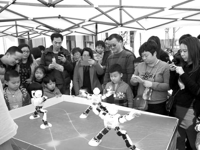 汕頭市首屆機(jī)器人科技展吸引眾多市民前往參觀(圖1) 汕頭市首屆機(jī)器人科技展吸引眾多市民前往參觀(圖1)