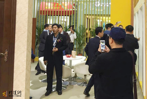 【廣州門(mén)博會(huì)】長(zhǎng)江創(chuàng)展原木門(mén)展館賓客盈門(mén)(圖5) 【廣州門(mén)博會(huì)】長(zhǎng)江創(chuàng)展原木門(mén)展館賓客盈門(mén)(圖5)