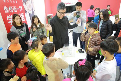 受矚目vipabc青少年英語(yǔ)參加首屆上海親培展(圖3) 受矚目vipabc青少年英語(yǔ)參加首屆上海親培展(圖3)