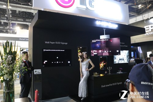 InfoComm2016:LG攜OLED解決方案出展(圖3) LG展臺(tái)上展示了兩套基于OLED面板技術(shù)的商用顯示解決方案